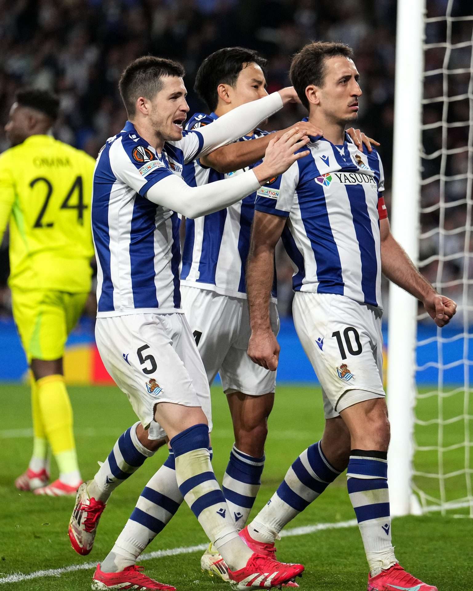 La Real frena al United con un penalti y el Athletic cede en Roma en el último suspiro